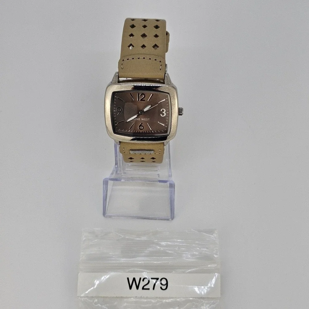 Nine West Women's Watch 36MM Brown Dial Light Brown Leather Bands New‎ Battery